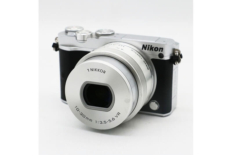 【買取実績】ニコン Nikon 1 J5 シルバー 標準パワーズームレンズキット