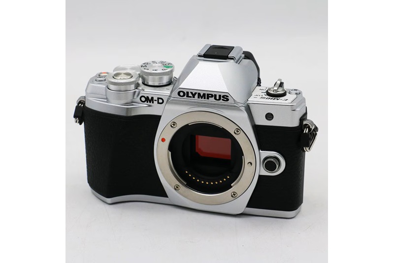 【買取実績】OLYMPUS オリンパス OLYMPUS ミラーレス一眼 OM-D E-M10 MarkIII ボディー シルバー